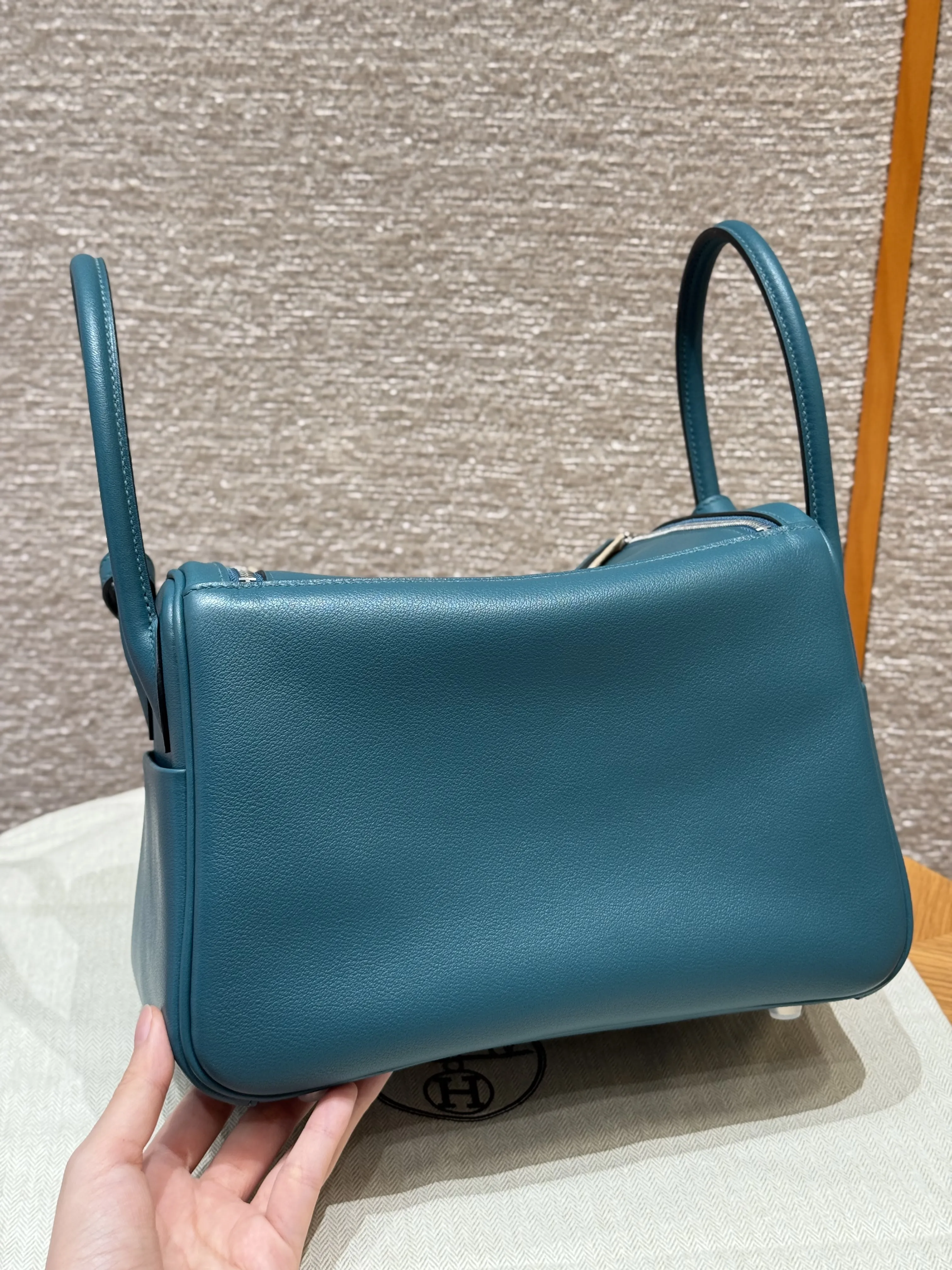 HERMES Женская сумка Lindy 26 см W0 Swift HERMES Женская сумка Lindy 26 см W0 Swift