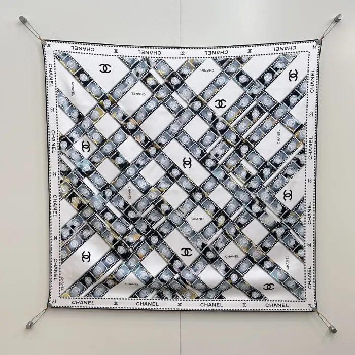 CHANEL Женский платок из шелка