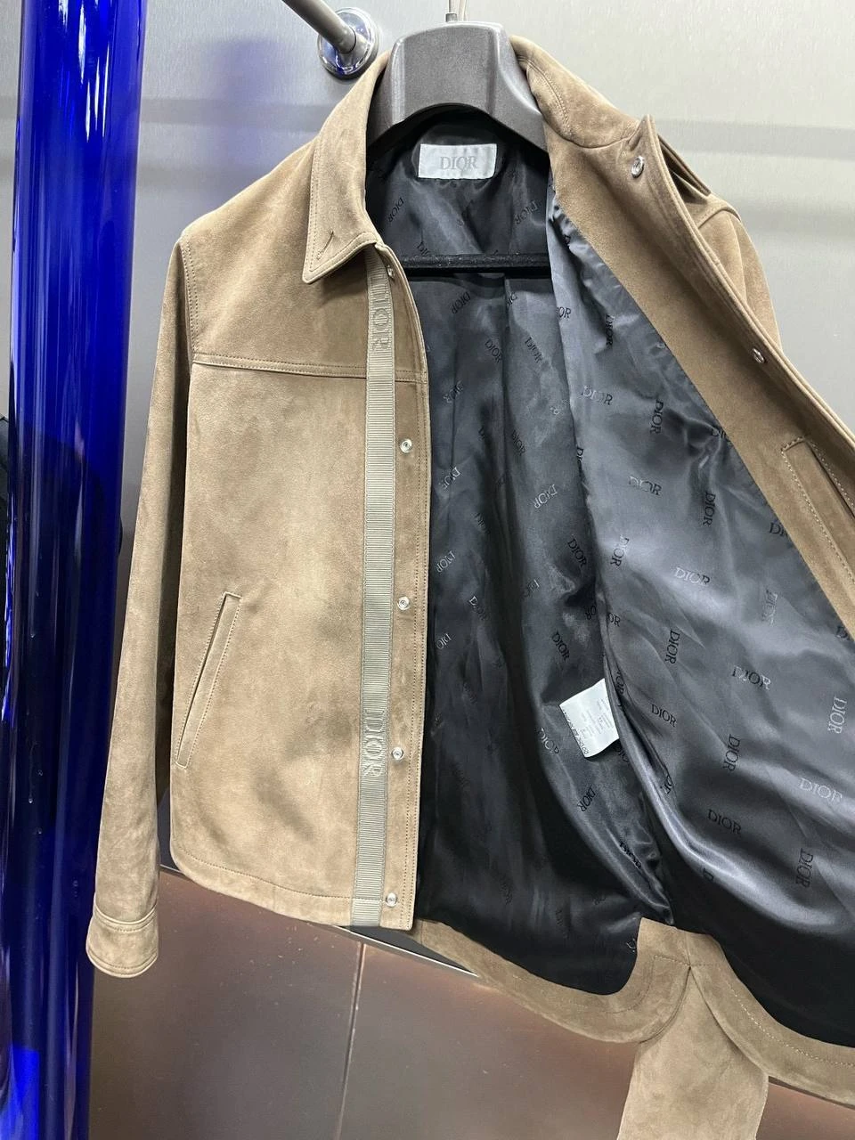 CHRISTIAN DIOR Мужская кожаная куртка в песочно‑бежевом оттенке CHRISTIAN DIOR Мужская кожаная куртка в песочно‑бежевом оттенке