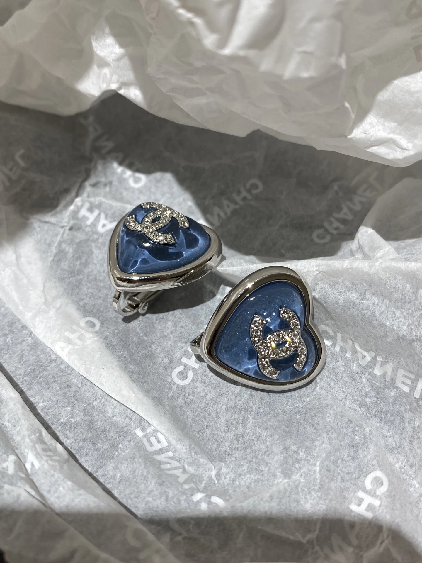 CHANEL Женские серьги в форме сердца CHANEL Женские серьги в форме сердца