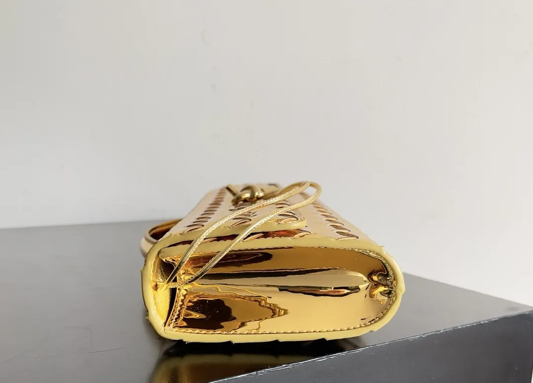 BOTTEGA VENETA Женский клатч Andiamo кожа Intrecciato