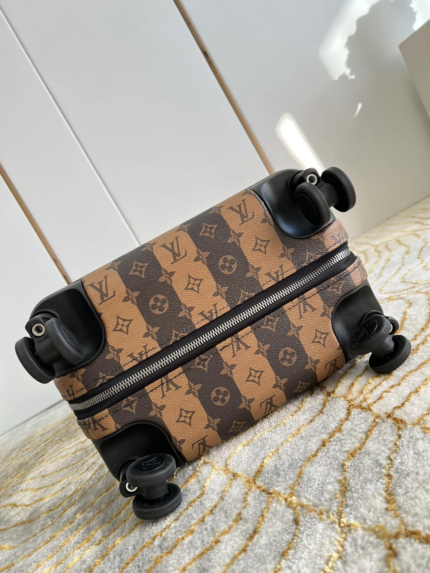 LOUIS VUITTON Чемодан Horizon Trolley Cover LOUIS VUITTON Чемодан Horizon Trolley Cover