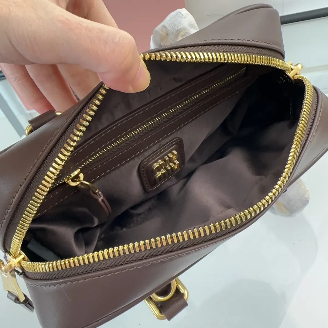 MIU MIU Женская сумка из телячьей кожи MIU MIU Женская сумка из телячьей кожи