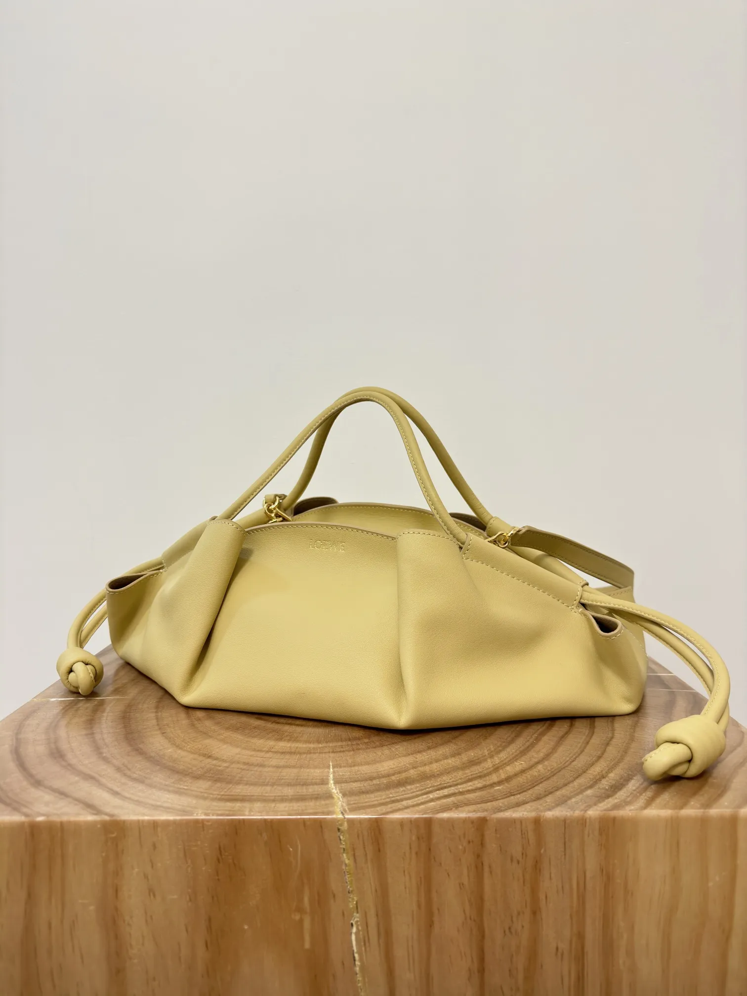 LOEWE Женская сумка Paseo medium LOEWE Женская сумка Paseo medium