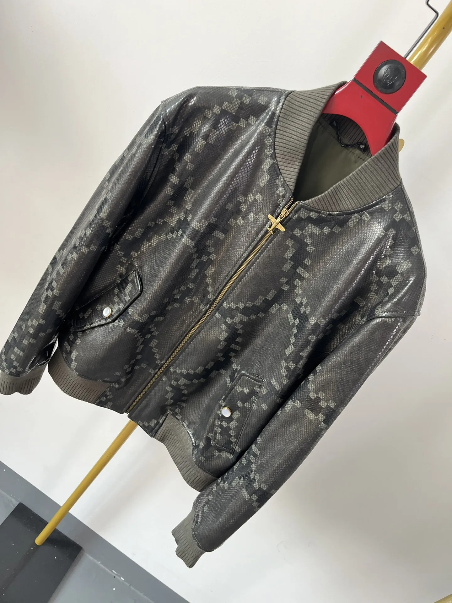 LOUIS VUITTON Мужской кожаный бомбер LOUIS VUITTON Мужской кожаный бомбер