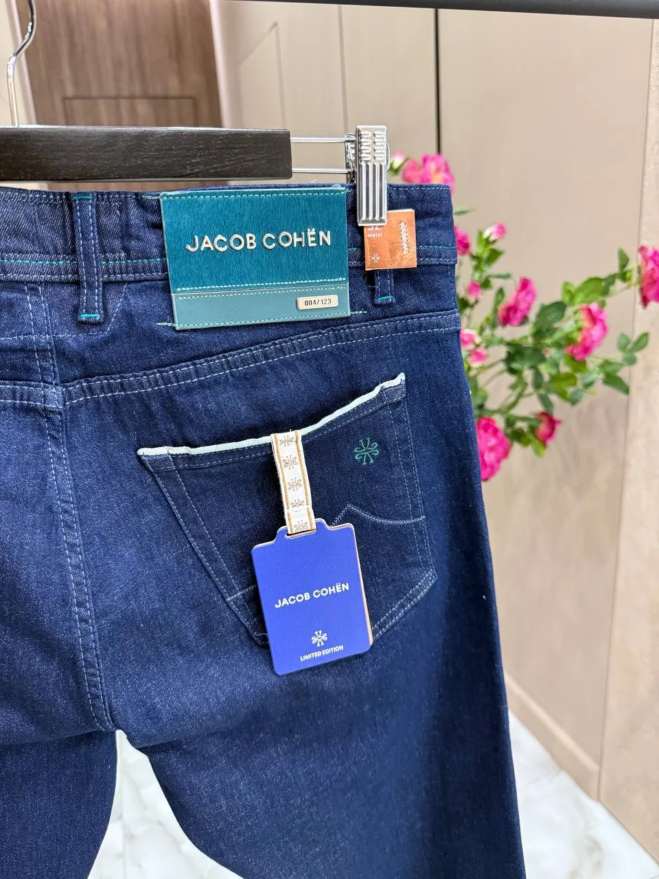 JACOB COHEN Мужские джинсы с парфюмерным ароматом JACOB COHEN Мужские джинсы с парфюмерным ароматом