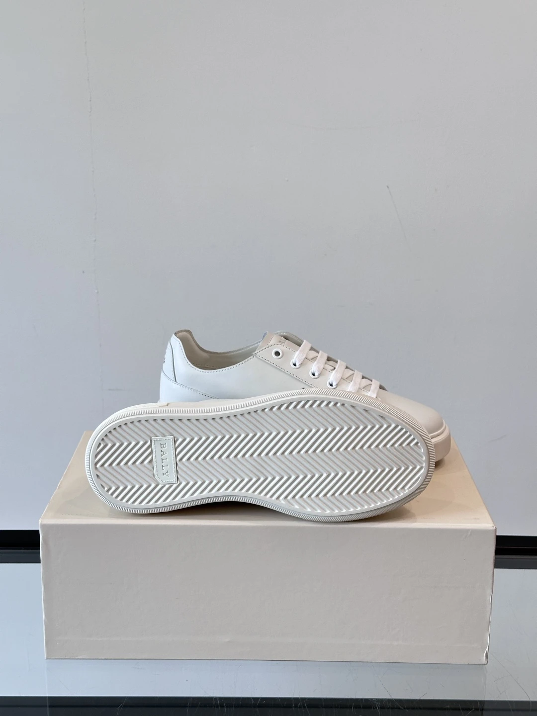 BALLY Мужские кроссовки телячья кожа с фирменной перфорацией BALLY Мужские кроссовки телячья кожа с фирменной перфорацией