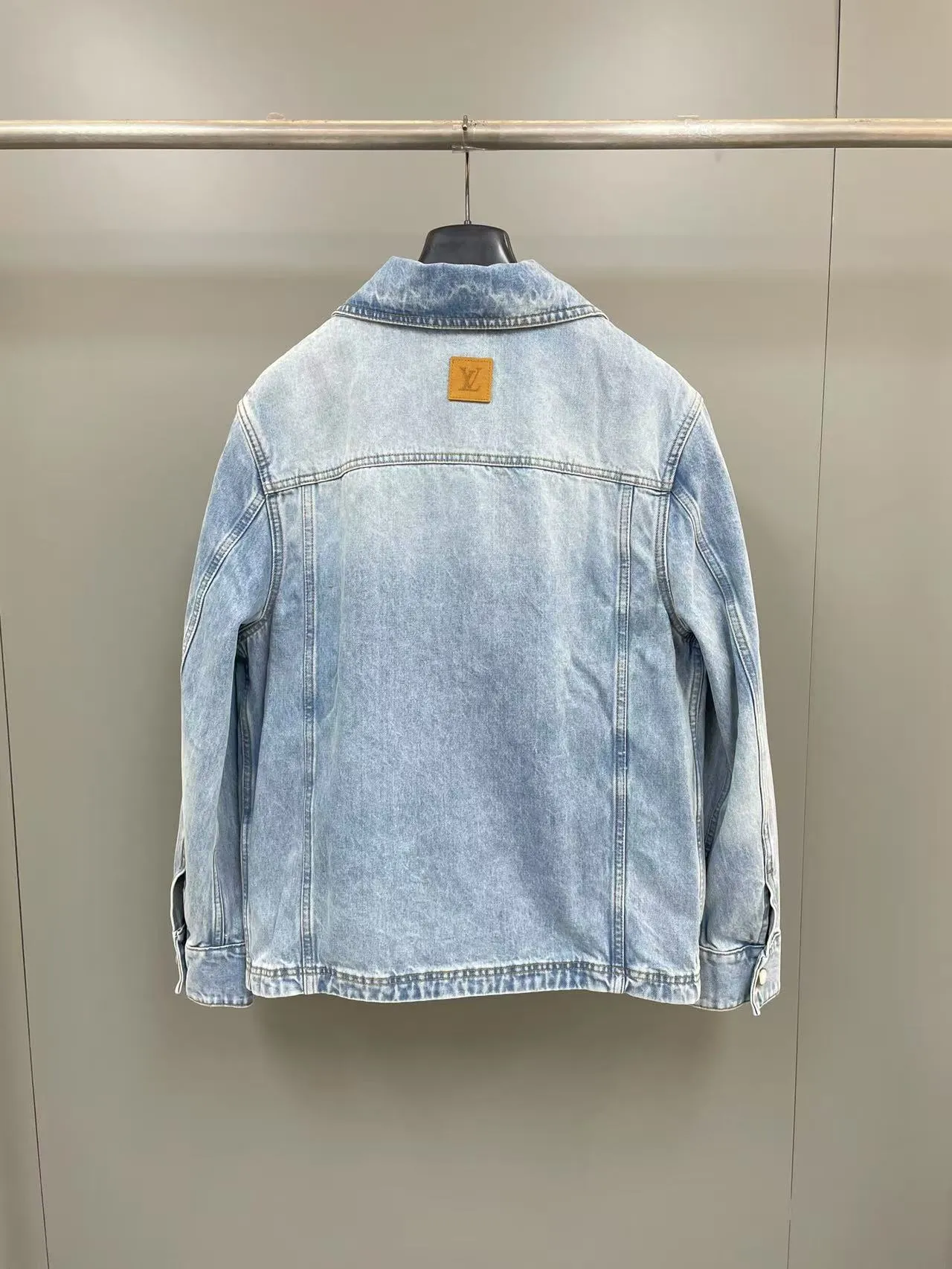 LOUIS VUITTON Мужская джинсовая куртка LOUIS VUITTON Мужская джинсовая куртка