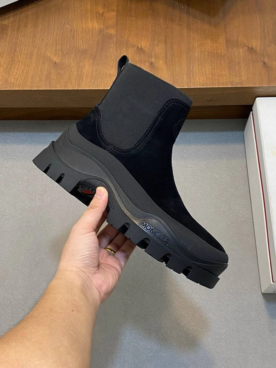 MONCLER Мужские ботинки из коровьей кожи классический силует челси MONCLER Мужские ботинки из коровьей кожи классический силует челси