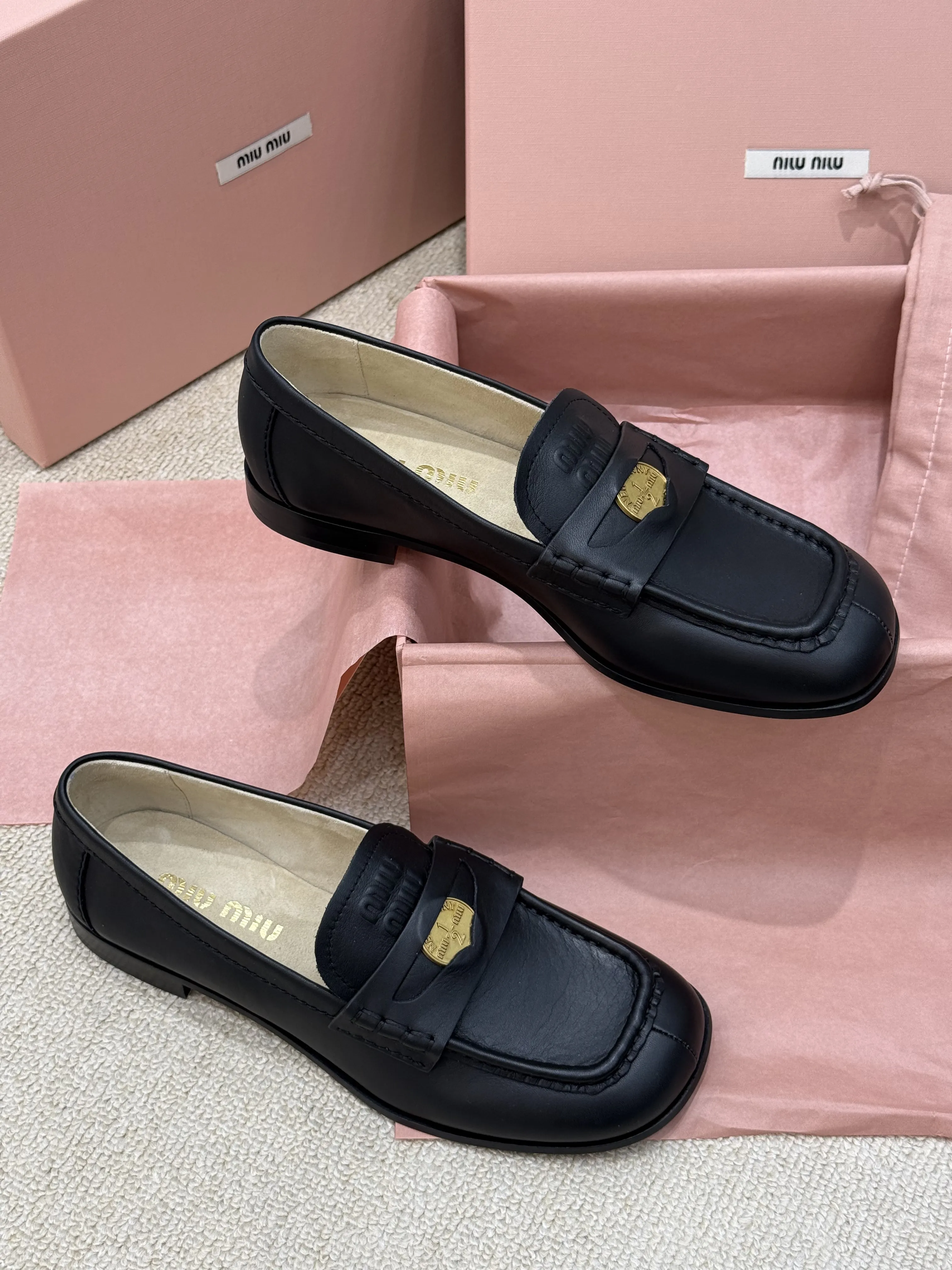 MIU MIU Женские лоферы из импортной телячьей кожи с изысканной золотой монетой