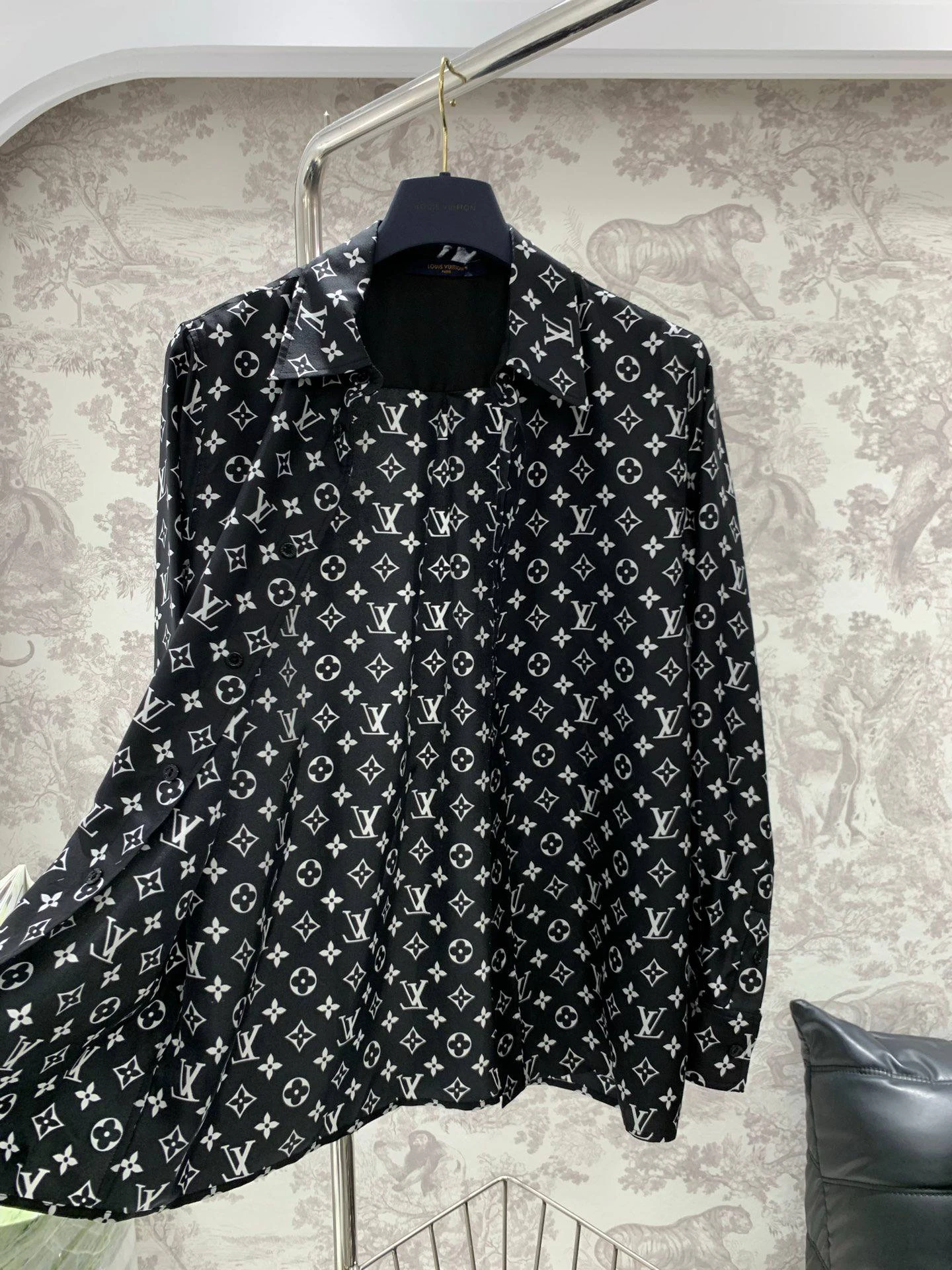 LOUIS VUITTON Женская рубашка чёрная с контрастным белым повторяющимся мотивом Monogram LOUIS VUITTON Женская рубашка чёрная с контрастным белым повторяющимся мотивом Monogram
