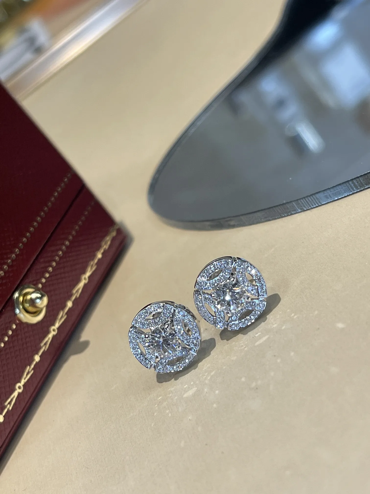 CARTIER Серьги гвоздики из белого золота и бриллиантов CARTIER Серьги гвоздики из белого золота и бриллиантов