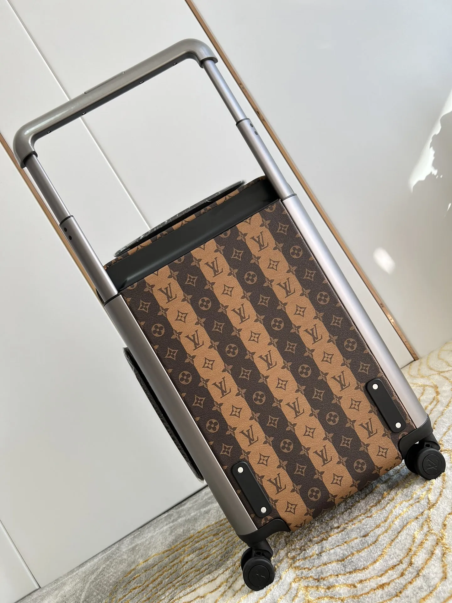 LOUIS VUITTON Чемодан Horizon Trolley Cover LOUIS VUITTON Чемодан Horizon Trolley Cover