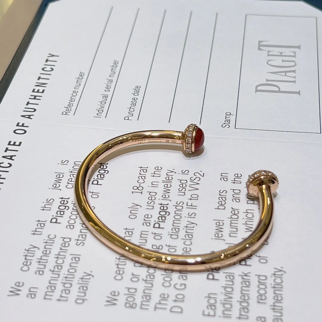 PIAGET Браслет открытый Possesion желтое золото, бриллианты и красного агата PIAGET Браслет открытый Possesion желтое золото, бриллианты и красного агата