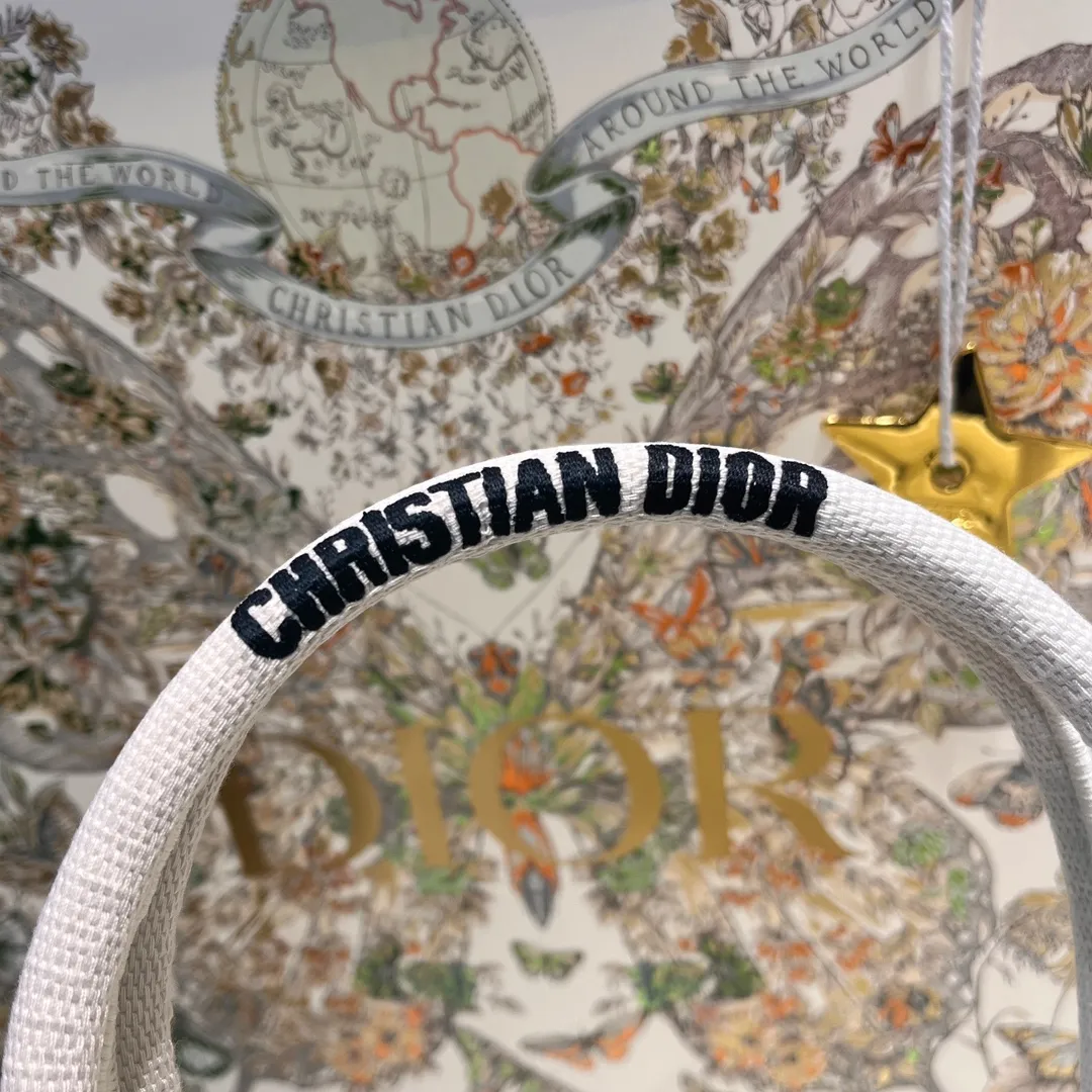 CHRISTIAN DIOR Женская сумка Book Tote Butterfly CHRISTIAN DIOR Женская сумка Book Tote Butterfly