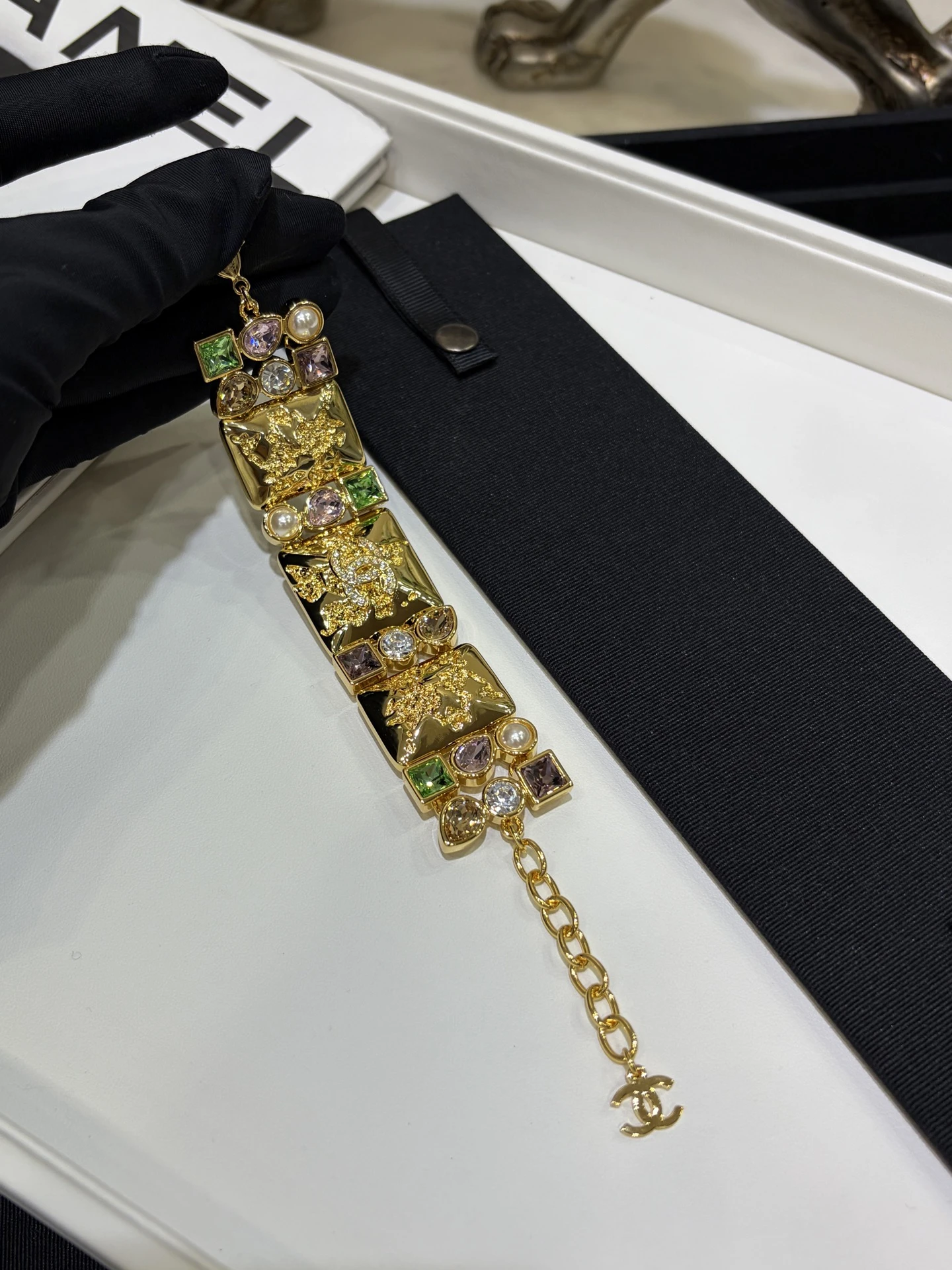 CHANEL Женский браслет с жемчужинами и многоцветными кристаллами CHANEL Женский браслет с жемчужинами и многоцветными кристаллами