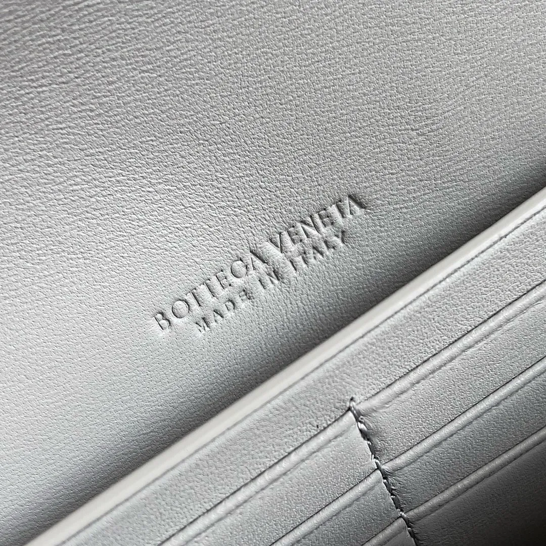 BOTTEGA VENETA Женский клатч Andiamo кожа Intrecciato