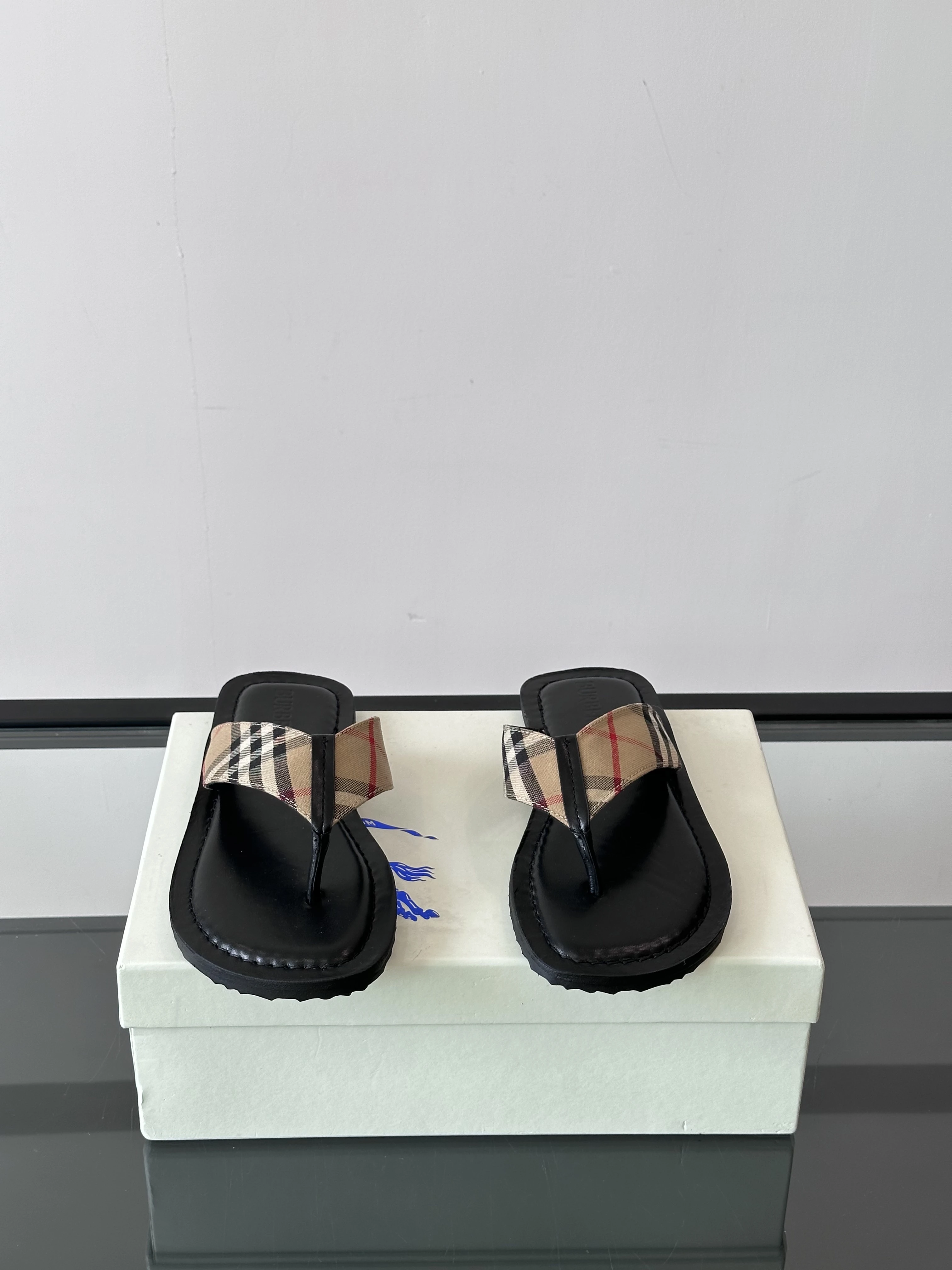 BURBERRY Мужские шлёпанцы вьетнамки BURBERRY Мужские шлёпанцы вьетнамки