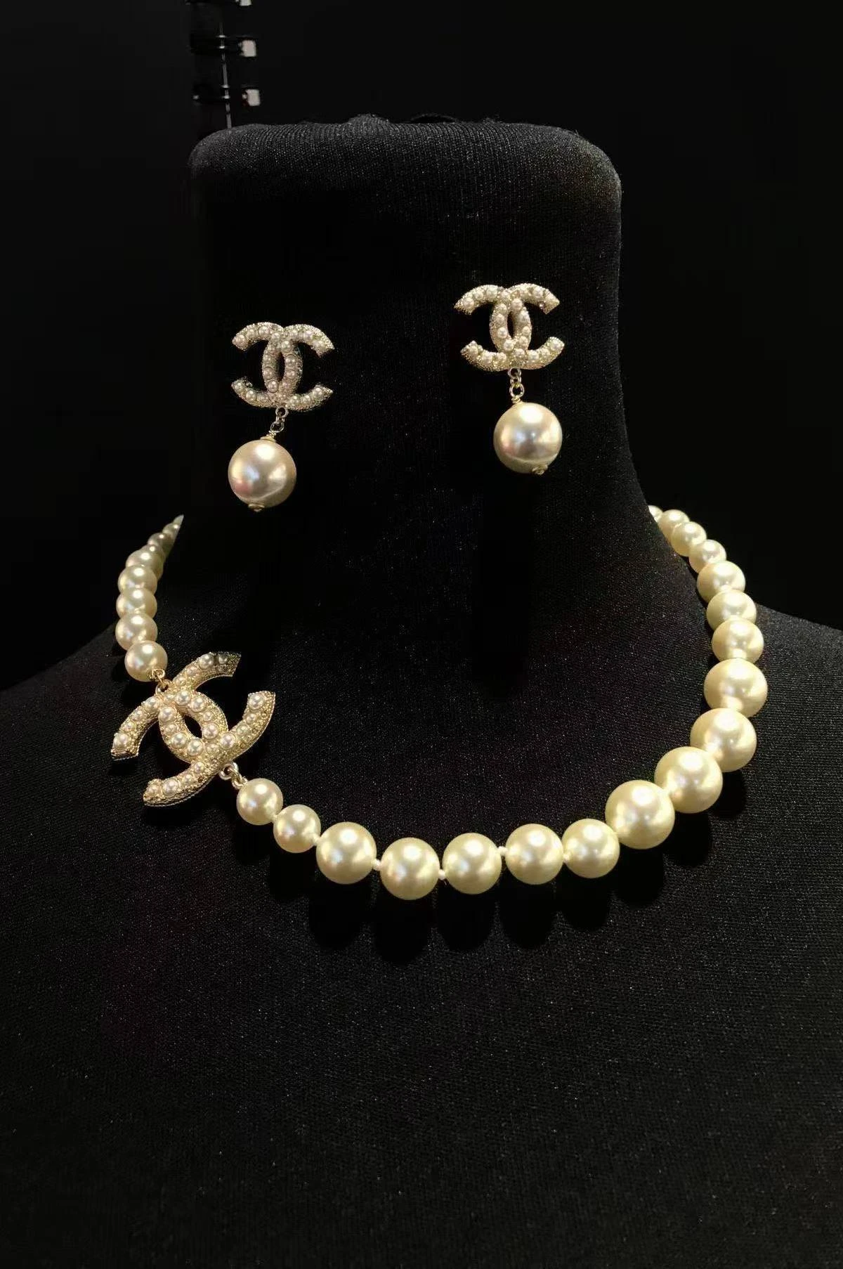 CHANEL Женское колье из латуни и жемчуга CHANEL Женское колье из латуни и жемчуга