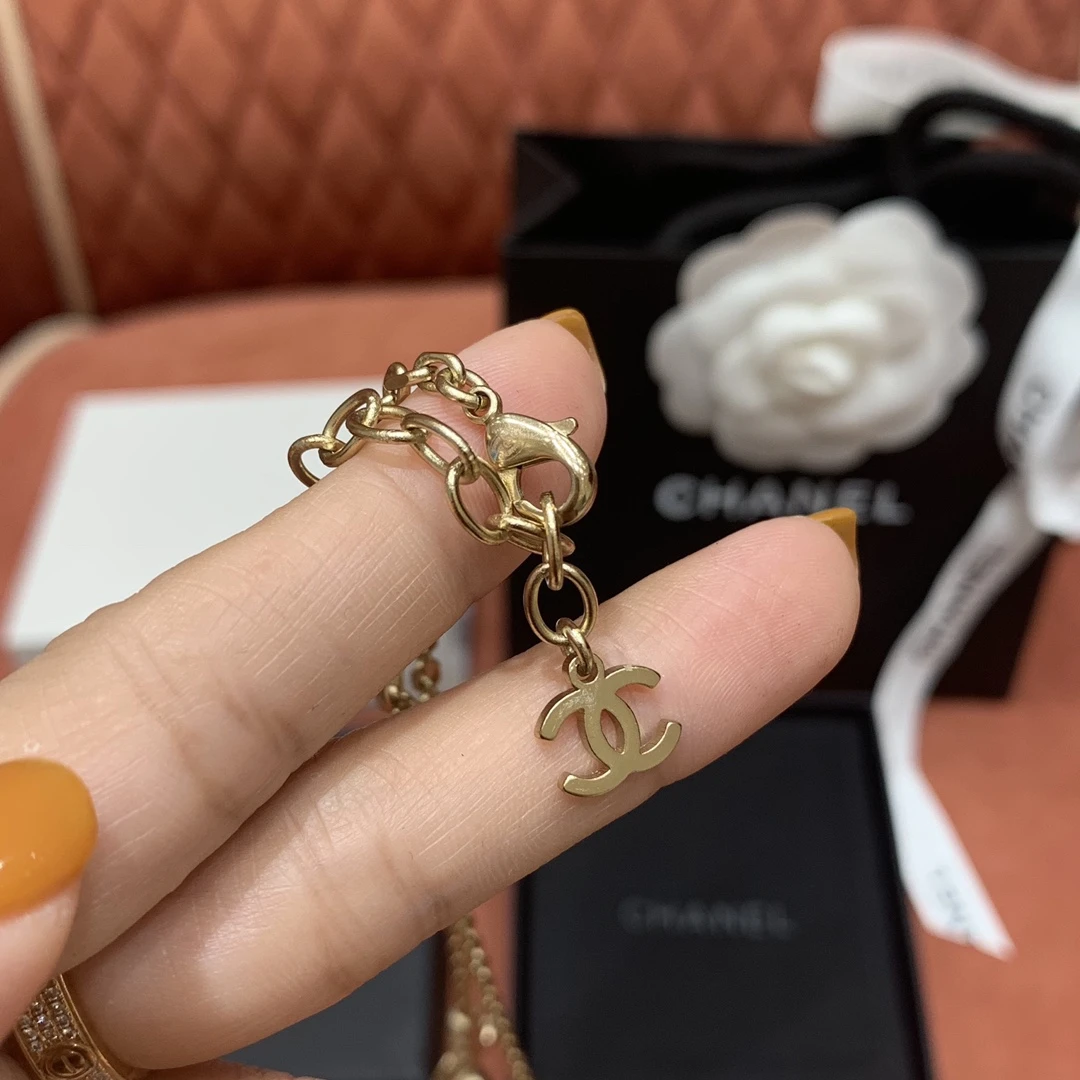 CHANEL Женское колье с золотистой цепочкой CHANEL Женское колье с золотистой цепочкой