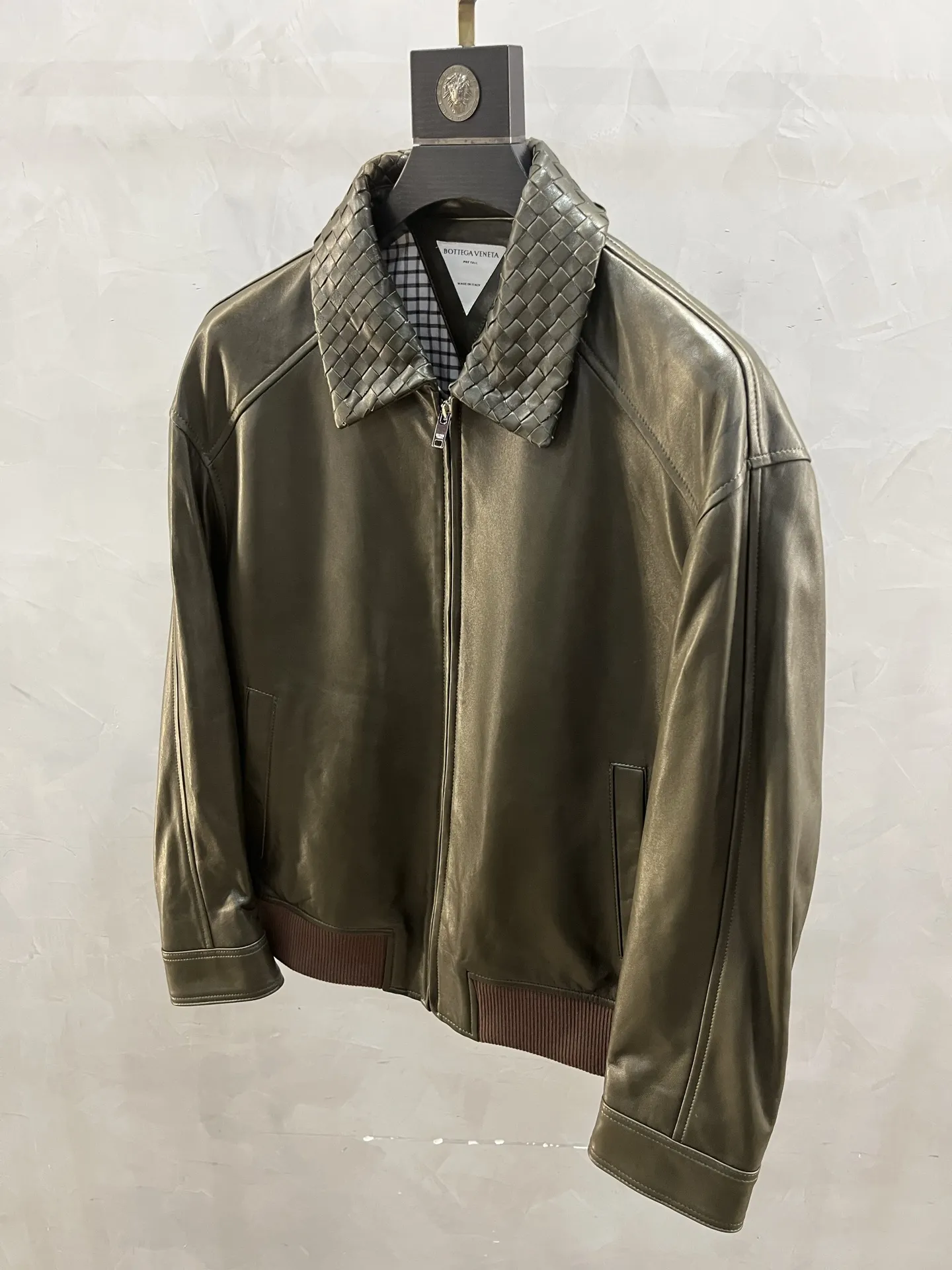 BOTTEGA VENETA Мужская кожаная куртка с воротником