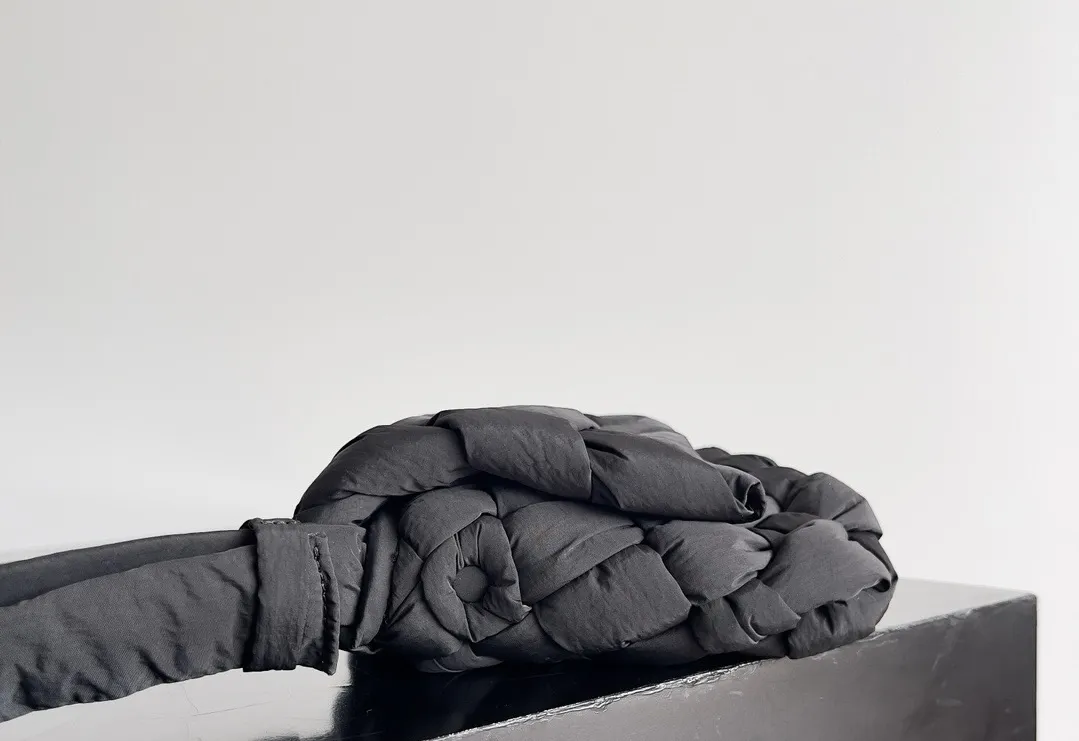 BOTTEGA VENETA Сумка Rumple Messenger нейлон Small