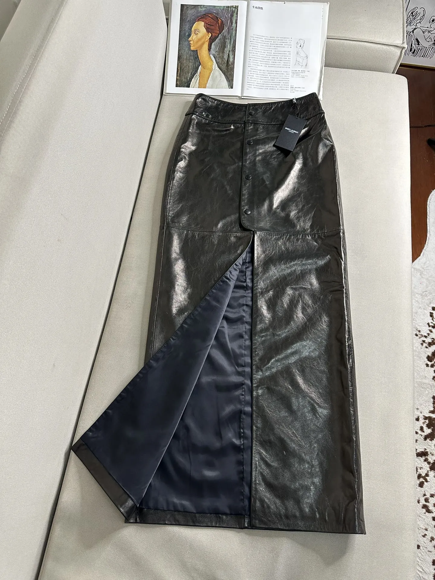 SAINT LAURENT Женская кожаная юбка миди прямого кроя SAINT LAURENT Женская кожаная юбка миди прямого кроя