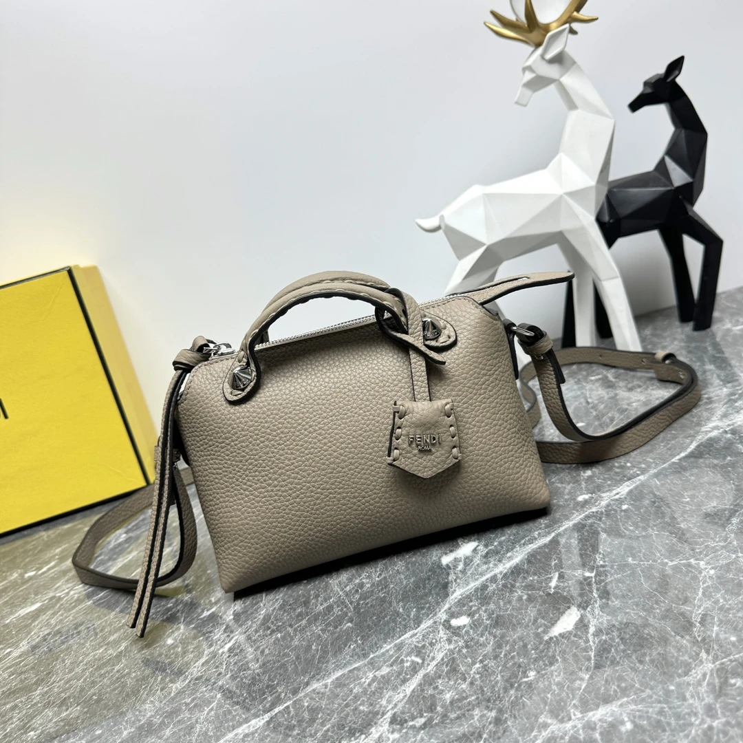 FENDI Женская сумка By The Way Selleria FENDI Женская сумка By The Way Selleria