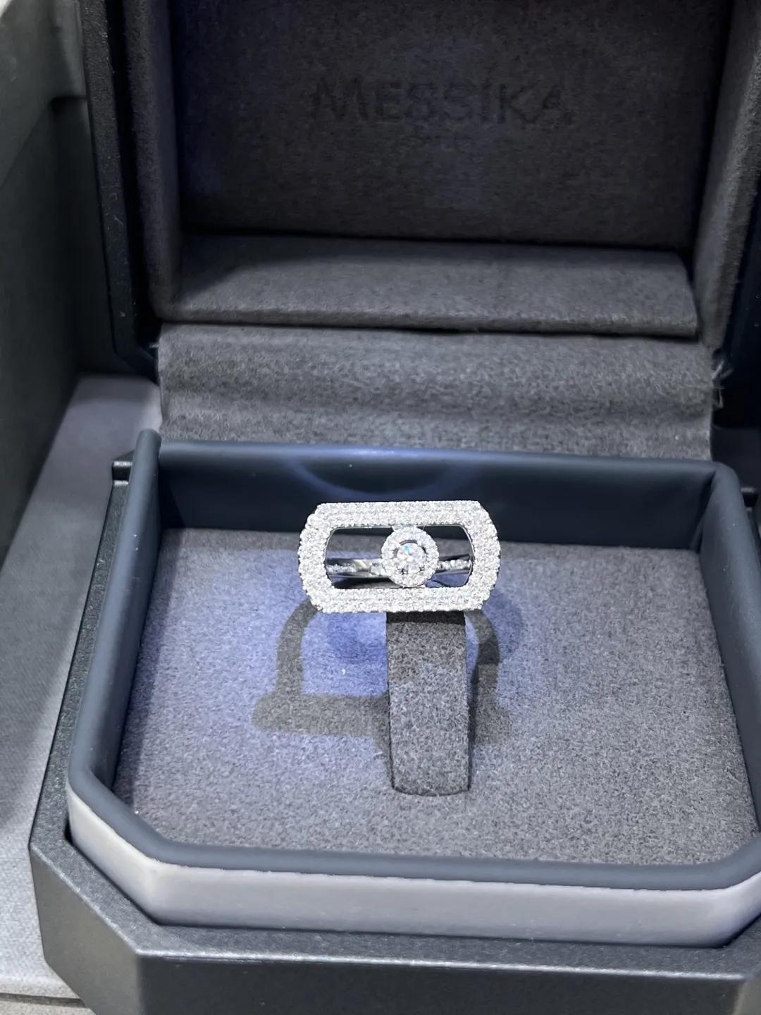 MESSIKA Женское кольцо So Move белое золото с бриллиантами MESSIKA Женское кольцо So Move белое золото с бриллиантами