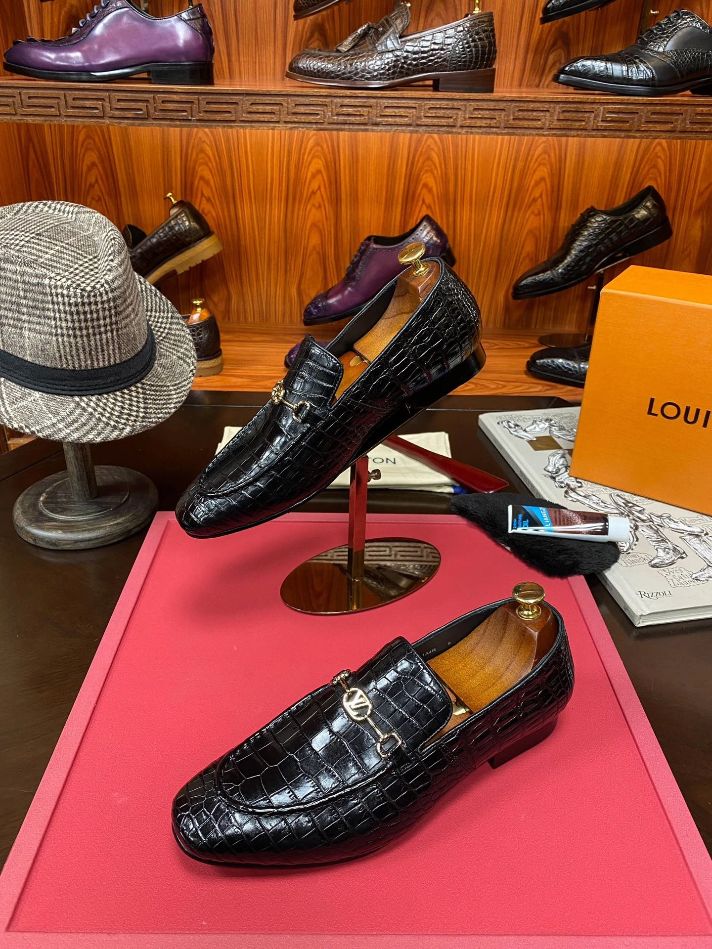 LOUIS VUITTON Мужские туфли LOUIS VUITTON Мужские туфли