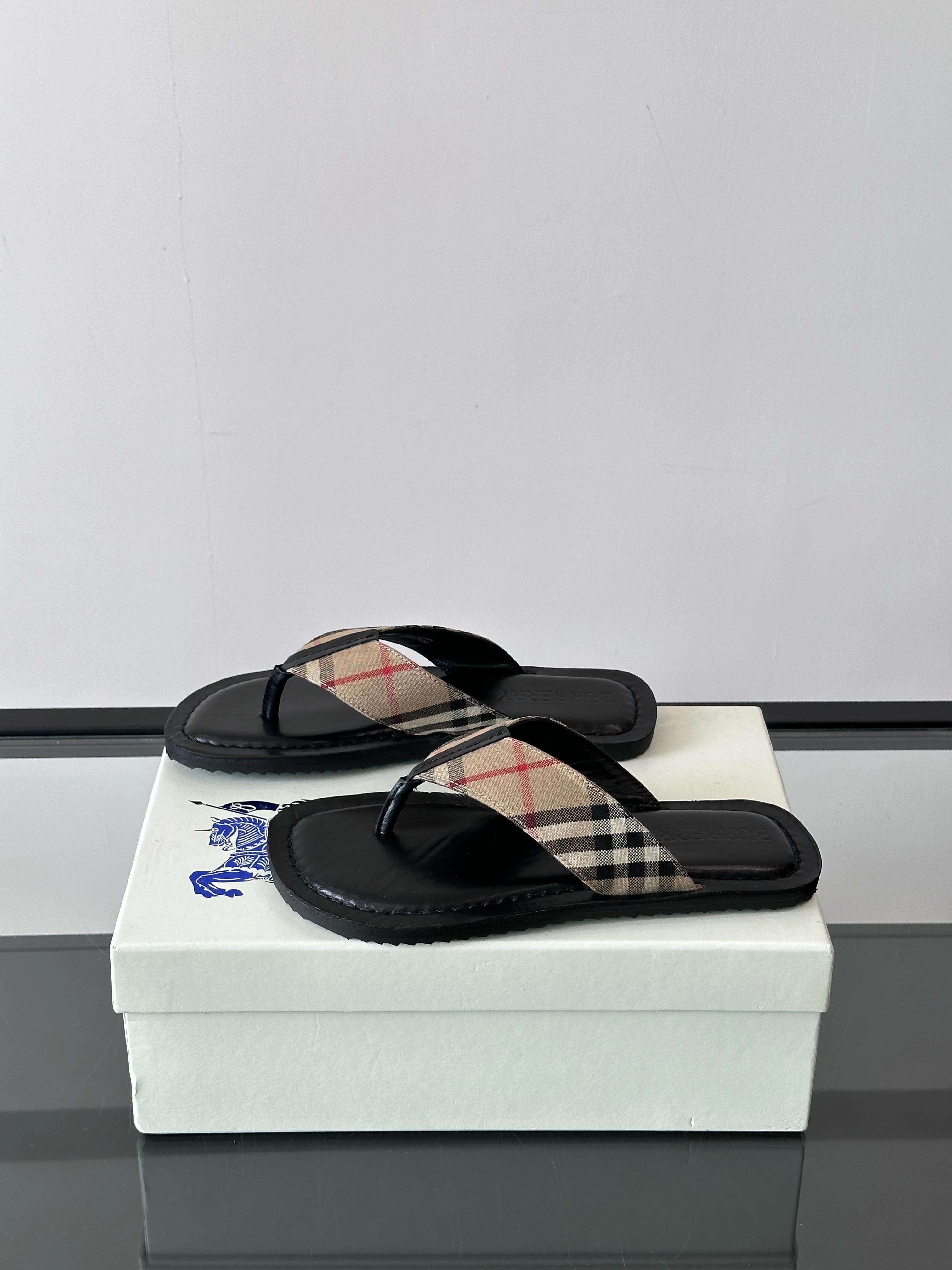 BURBERRY Мужские шлёпанцы вьетнамки BURBERRY Мужские шлёпанцы вьетнамки