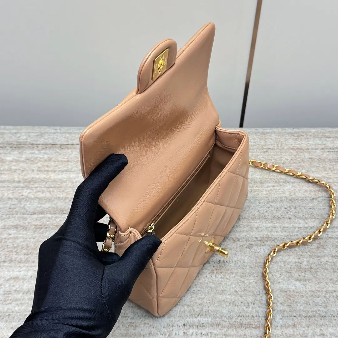 CHANEL Женская сумка 24B с ручкой-цепочкой