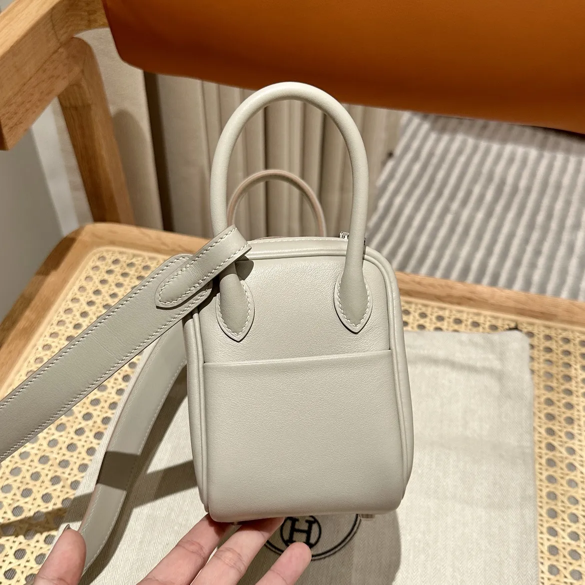 HERMES Женская сумка Lindy 19 см 8L Swift HERMES Женская сумка Lindy 19 см 8L Swift