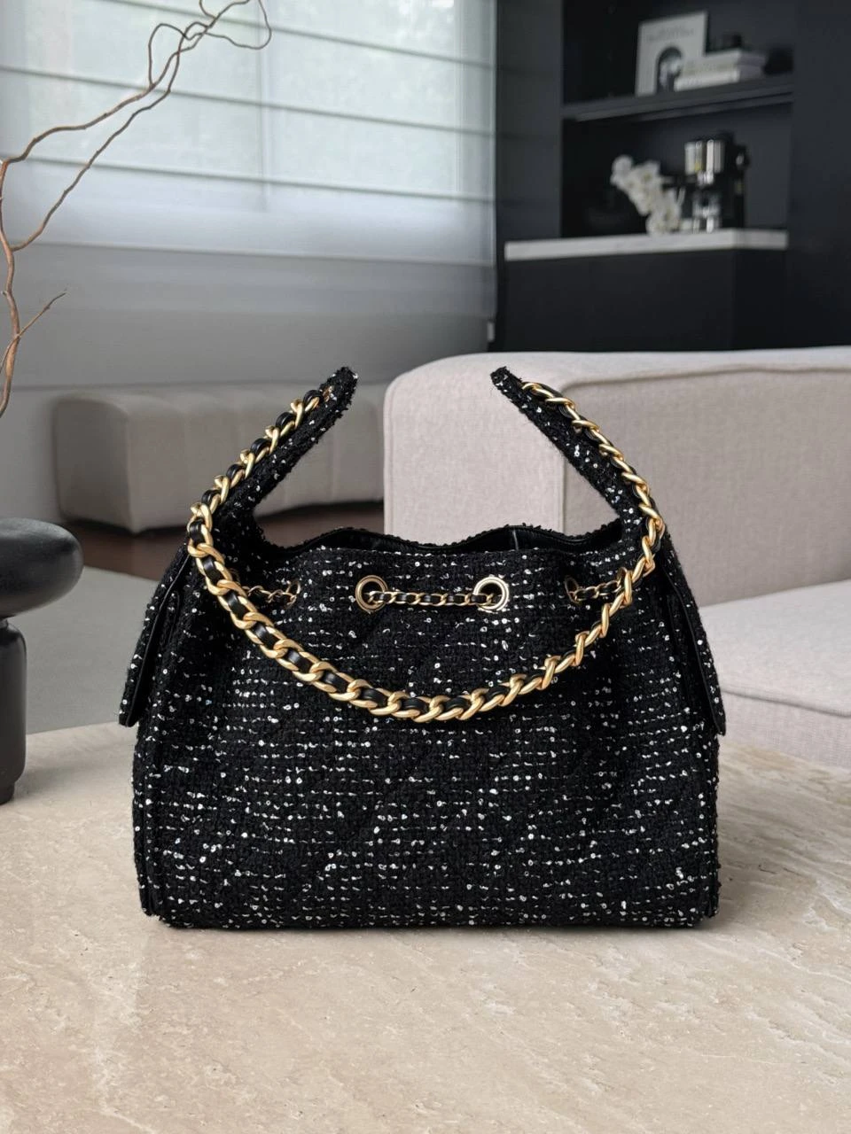 CHANEL Женская сумка Hobo 25a черно‑белом твидовом CHANEL Женская сумка Hobo 25a черно‑белом твидовом