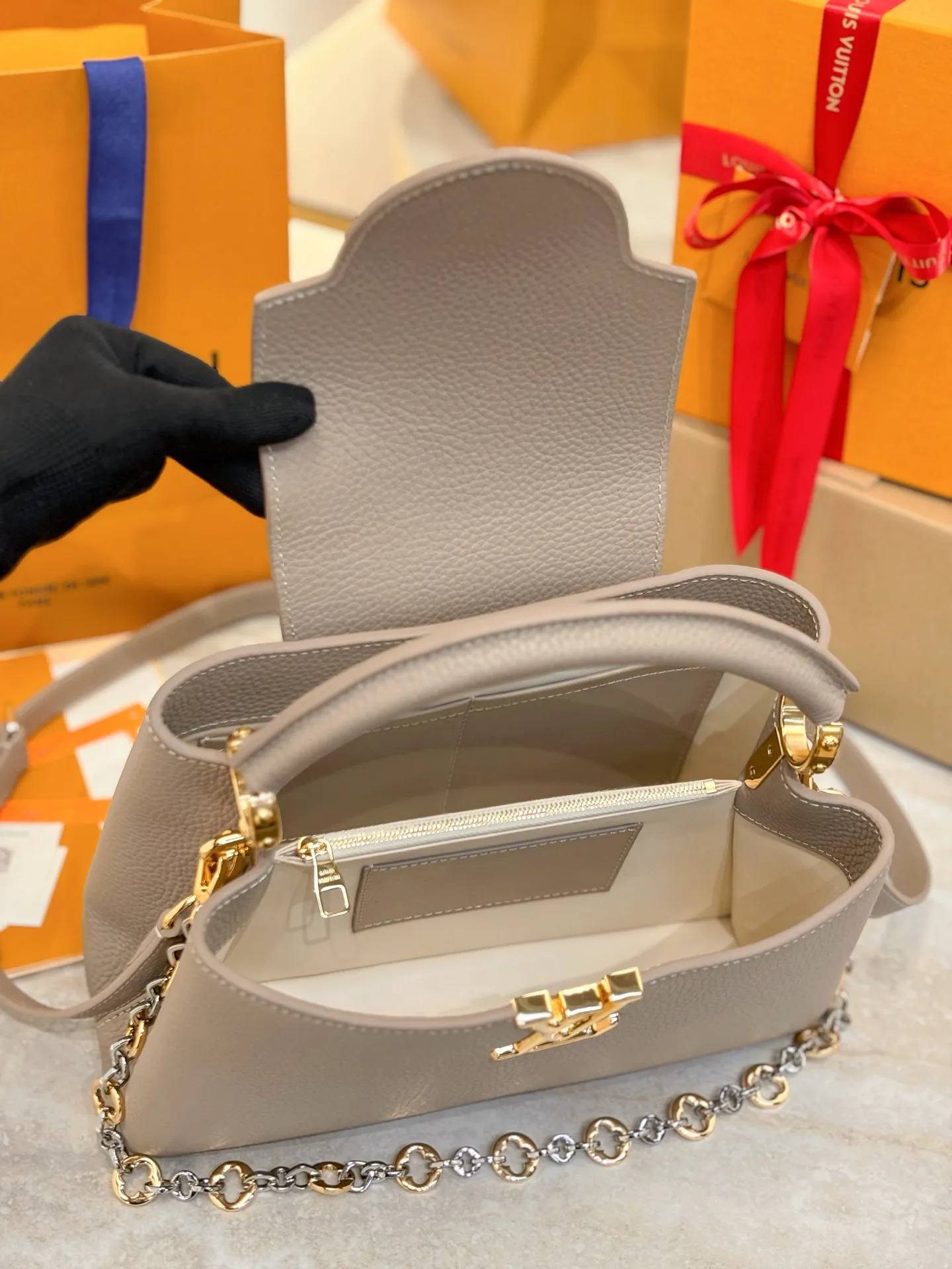 LOUIS VUITTON Женская сумка Capucines MM M12935 LOUIS VUITTON Женская сумка Capucines MM M12935