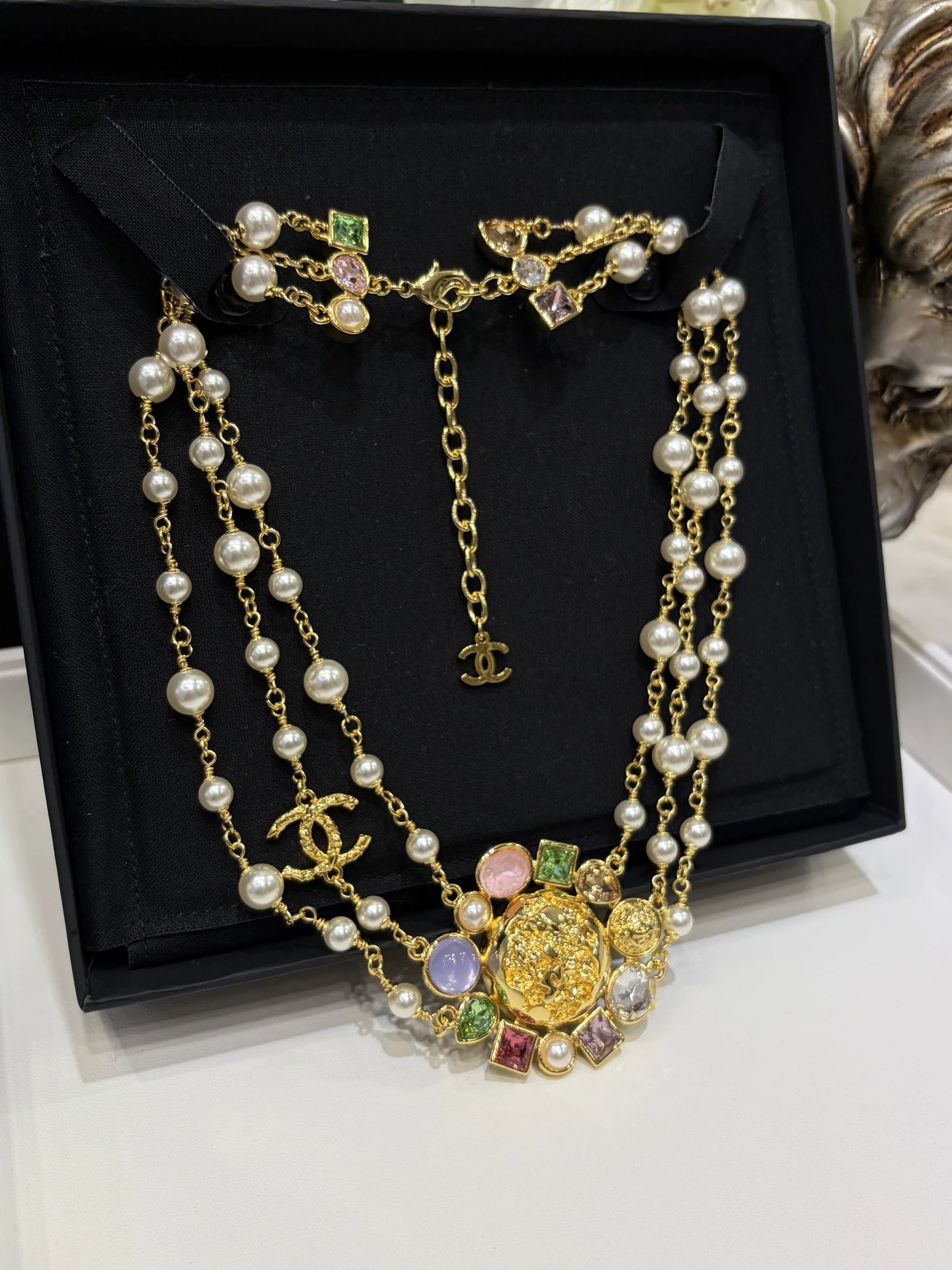 CHANEL Женское колье с жемчужинами и многоцветными кристаллами CHANEL Женское колье с жемчужинами и многоцветными кристаллами