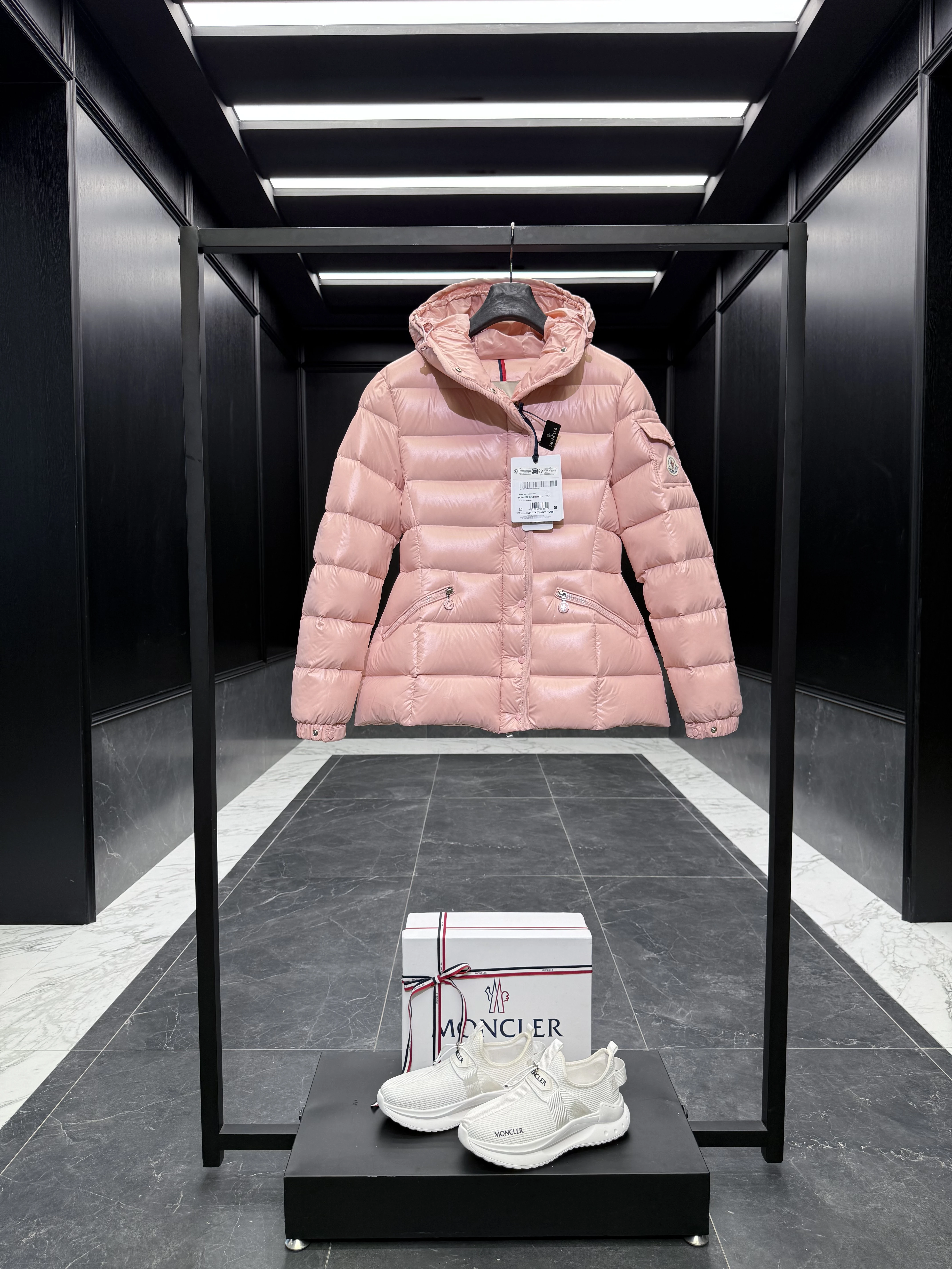 MONCLER Женская куртка Barante MONCLER Женская куртка Barante