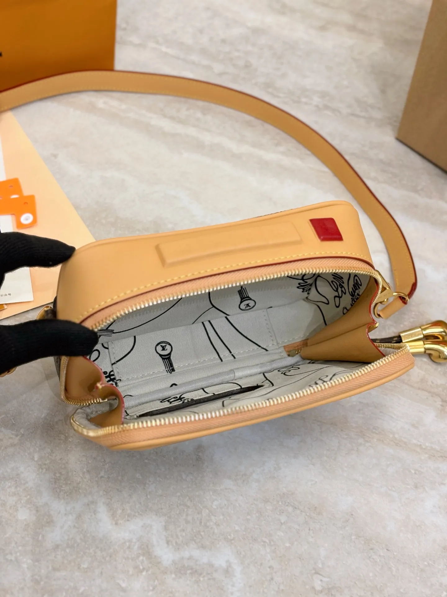 LOUIS VUITTON Мужская сумка месседжер Baladeur Wearable Wallet M14062 LOUIS VUITTON Мужская сумка месседжер Baladeur Wearable Wallet M14062