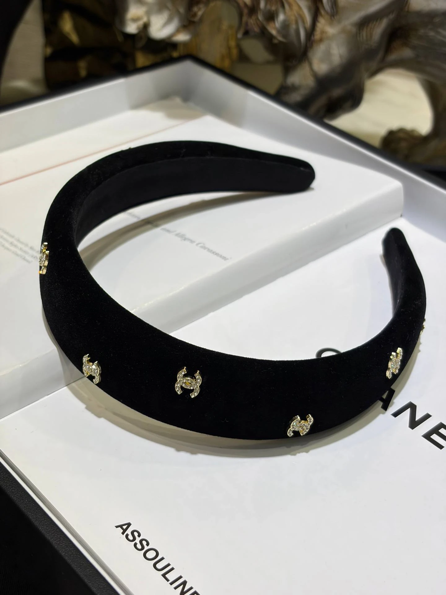 CHANEL Ободок Chanel из бархата с кристаллами CHANEL Ободок Chanel из бархата с кристаллами