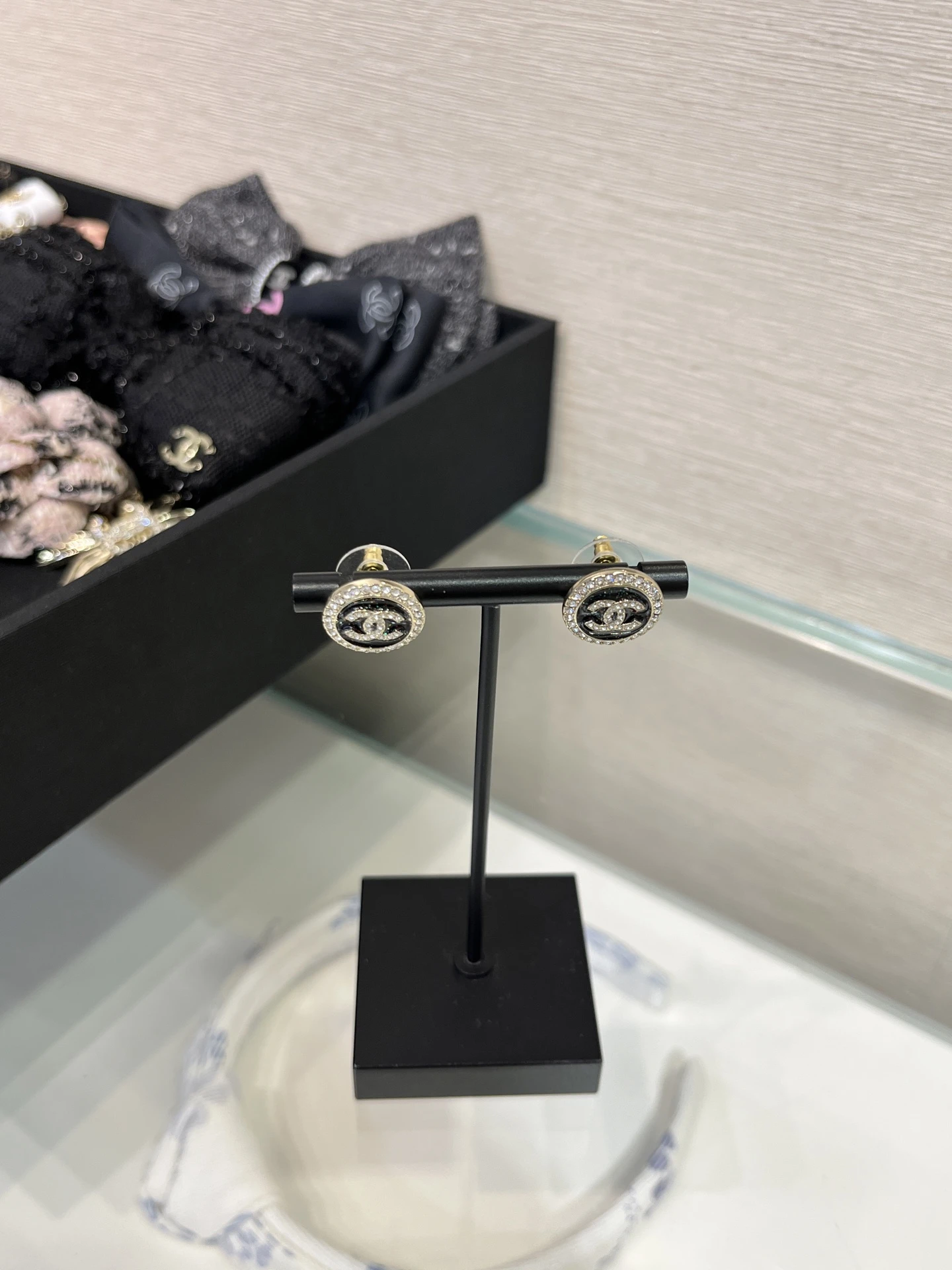 CHANEL Женские серьги из латуни с эмалью