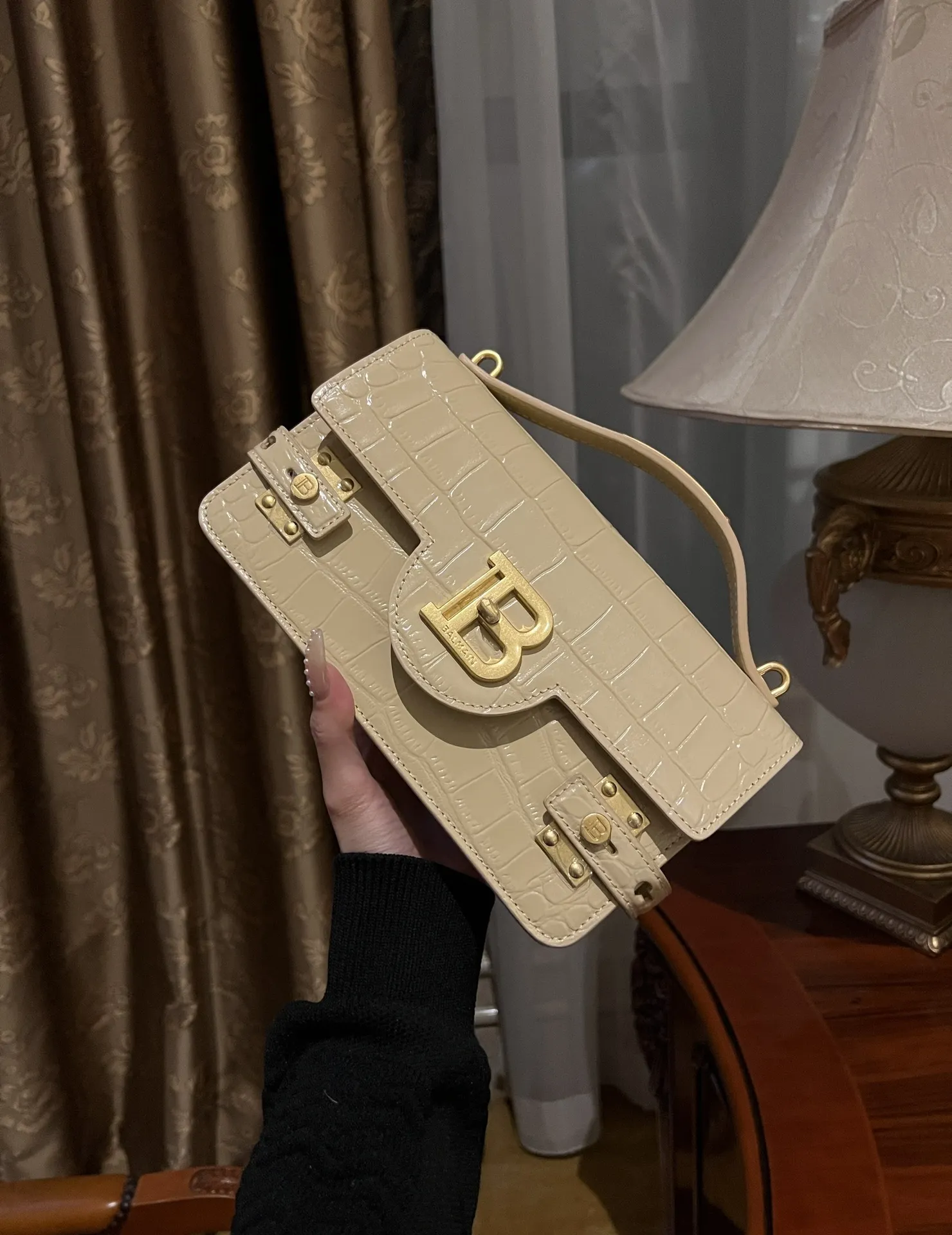 BALMAIN Женская сумка  B-Buzz 24 bag с тиснением BALMAIN Женская сумка  B-Buzz 24 bag с тиснением