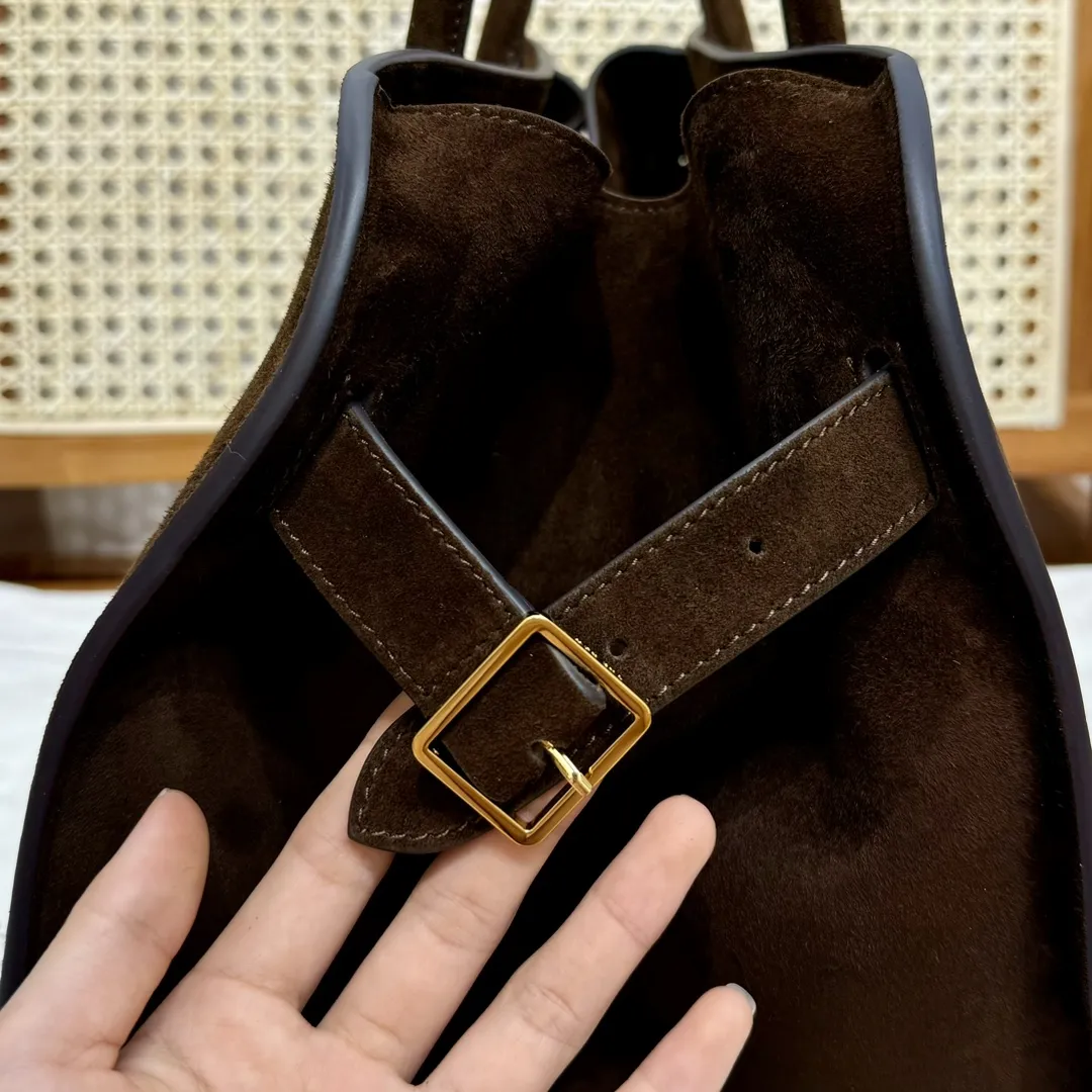 THE ROW Женская сумка Margaux из замши THE ROW Женская сумка Margaux из замши