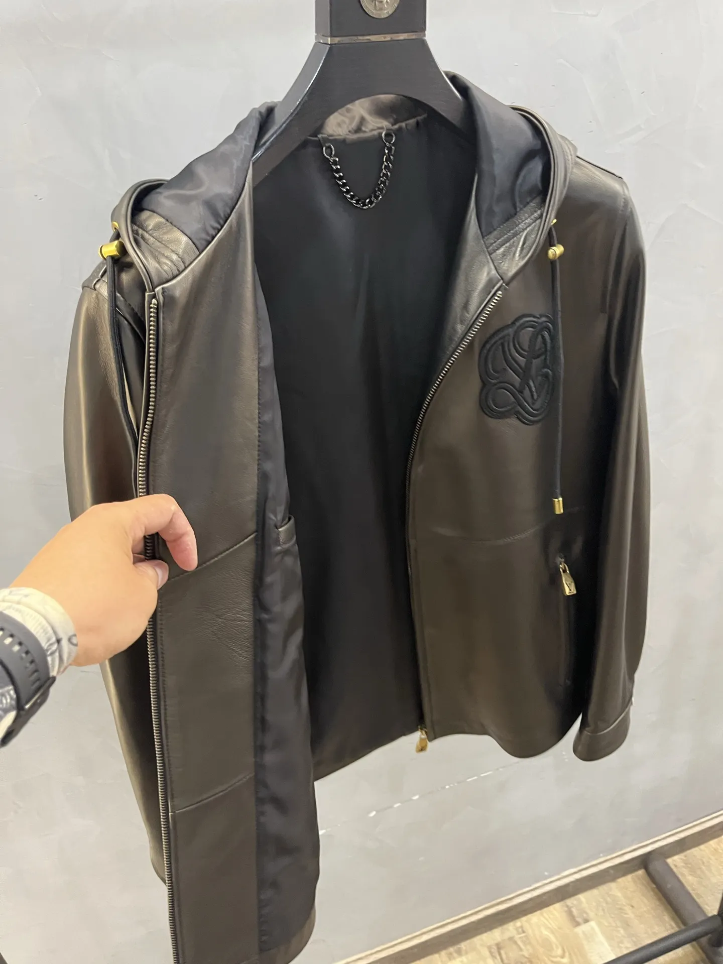 LOUIS VUITTON Мужская кожаная куртка