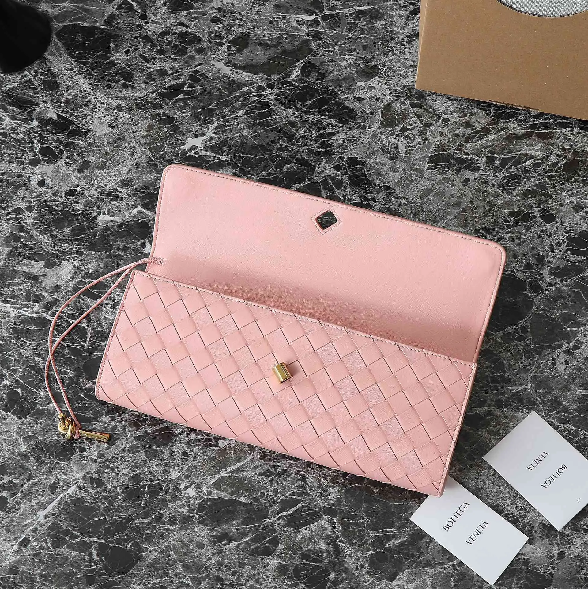 BOTTEGA VENETA Женский клатч Andiamo кожа Intrecciato