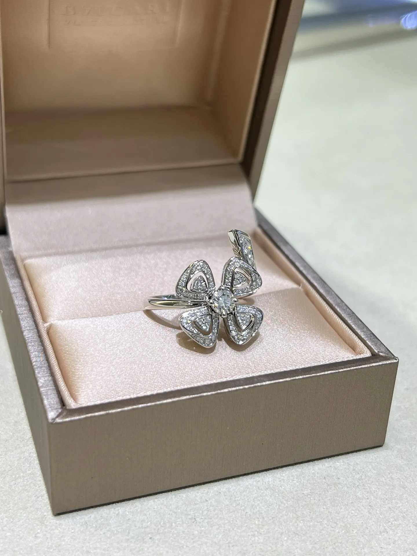 BVLGARI Женское кольцо Fiorever белое золото и бриллианты BVLGARI Женское кольцо Fiorever белое золото и бриллианты