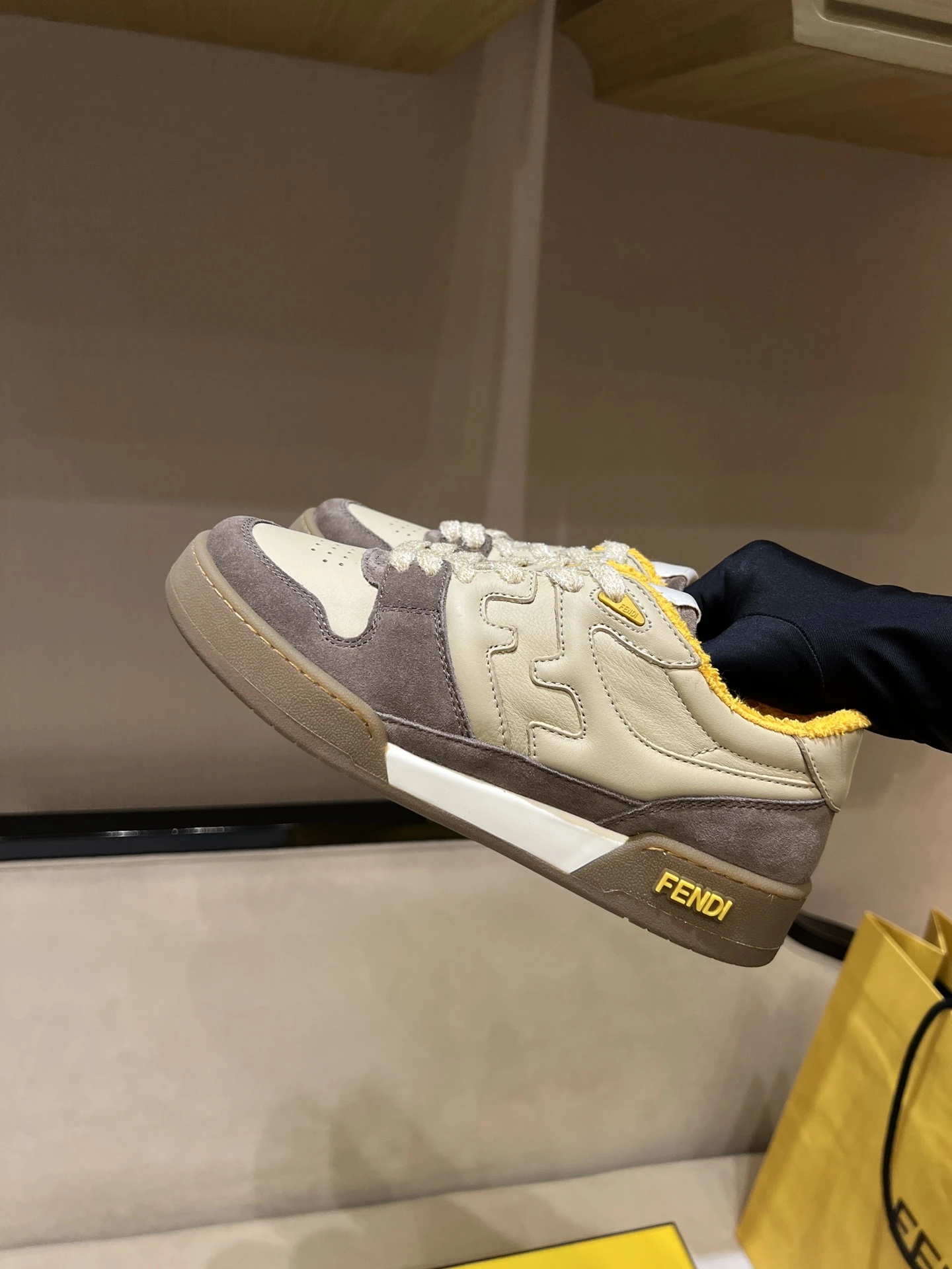 FENDI Кроссовки из кожи и замши