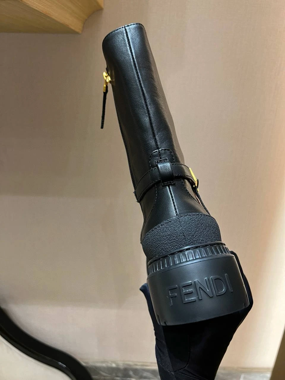 FENDI Женские ботинки черные с массивной подошвой FENDI Женские ботинки черные с массивной подошвой