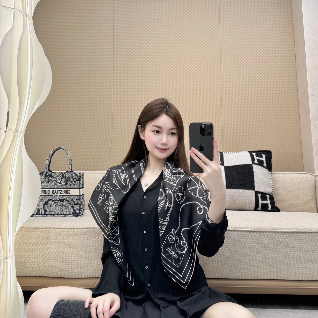 CHANEL Женский платок из шелка авторский дизайн.