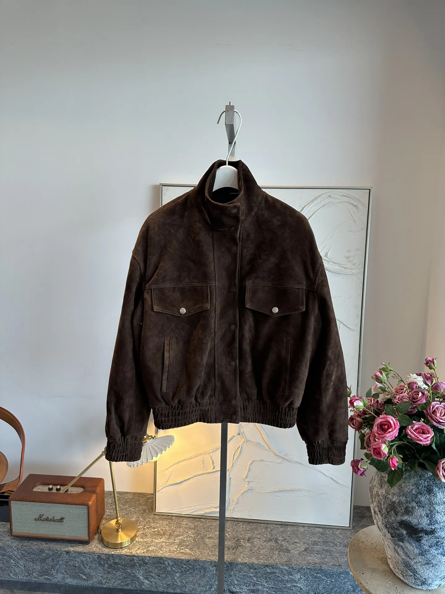 SAINT LAURENT Женская куртка из замши с карманами с клапанами