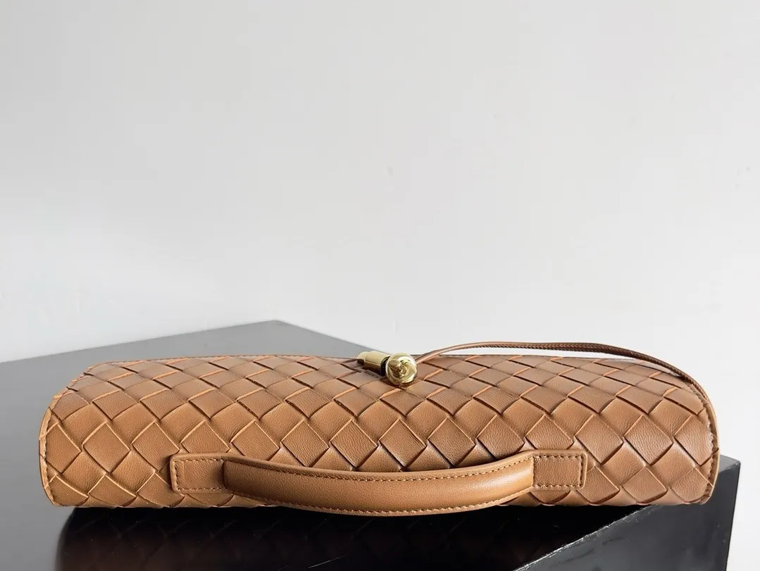 BOTTEGA VENETA Женский клатч Andiamo кожа Intrecciato